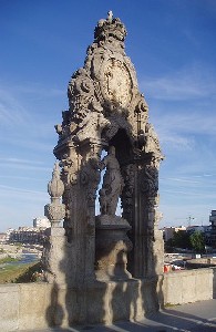 Santa María de la Cabeza en el puente de Toledo de Madrid
