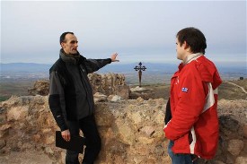 Un socio atiende las explicaciones del Coordinador General, Ral Riesco, en el castillo de Clavijo