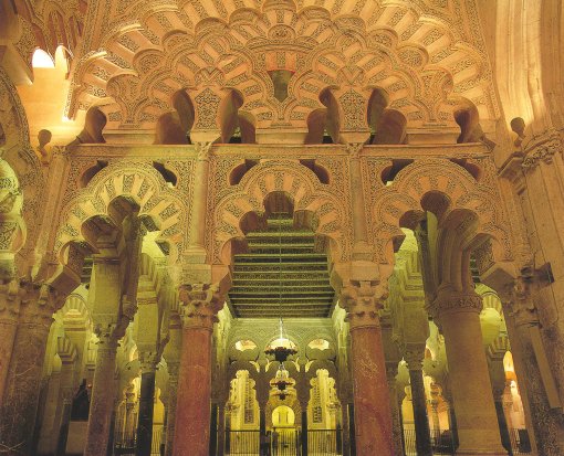 Vista interior del haram de la mezquita de Crdoba, con la maqsura y entrada al mihrab al fondo