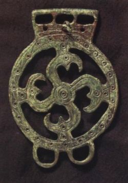 Broche de una esvstica de bronce romanocltica, con una cruz en diagonal en el centro, procedente de Colonia. Perodo romano