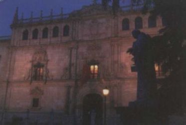 Vista nocturna de la fachada de la Universidad Cisneriana