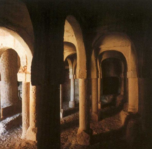 Gruta del ermitao en el interior del templo